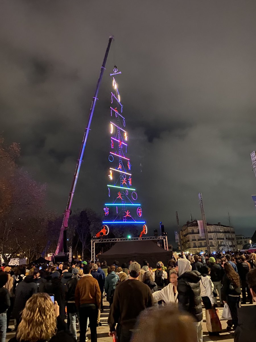 GazettedeMtp's tweet image. Lancement de la ligne 5 : le spectacle enchanteur des acrobates de la compagnie Transe Express sur la Comédie. #Montpellier #ligne5 #inauguration #culture #acrobates