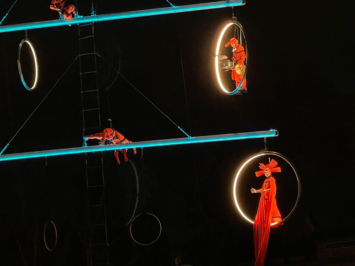 GazettedeMtp's tweet image. Lancement de la ligne 5 : le spectacle enchanteur des acrobates de la compagnie Transe Express sur la Comédie. #Montpellier #ligne5 #inauguration #culture #acrobates