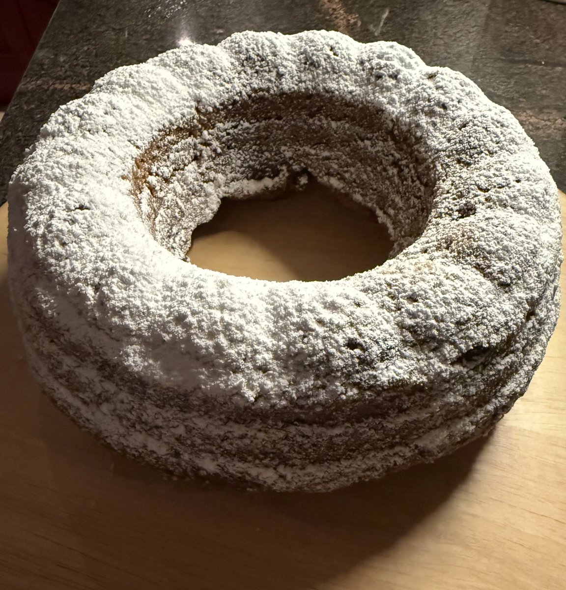 Koska ulkona ei ole lunta niin koristelin niin maan perusteellisen tomusokeroidun kuivakakun. 😂