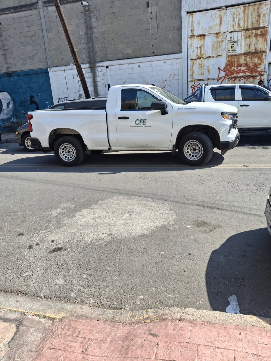 Podrian venir a mover este vehículo de la <a href="/CFEmx/">CFEmx</a> lleva estorbando todo el dia, la vialidad es de doble sentido y ahi dejaron la unidad abandonada. Lago Atter entre Carrillo Puerto y Lago Gran Oso Ventura Perez de Alba Miguel Hidalgo <a href="/UCS_GCDMX/">Unidad de Contacto del Secretario SSC CDMX</a>