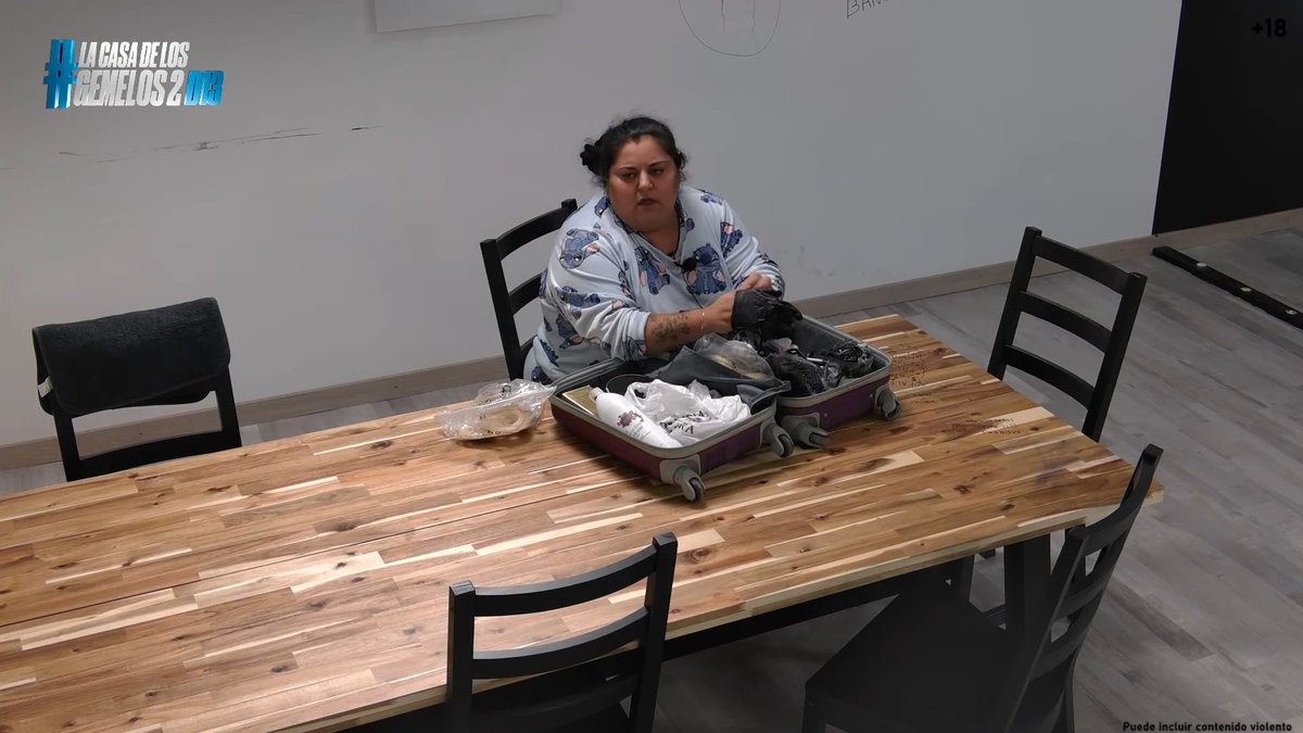 Le han dicho más de 10 VECES que no lo toque, que es la maleta de la peluquera...
ES QUE NO RESPETA A NADIE, QUE ESTÁN AHÍ TRABAJANDO, MORSA PESADA
#LaCasaDeLosGemelos2D13