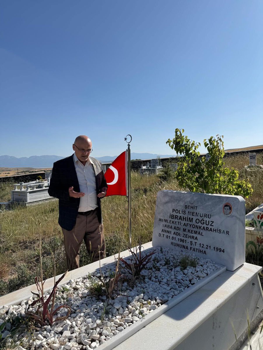 🇹🇷🇹🇷🇹🇷UNUTMADIK UNUTMAYACAĞIZ🇹🇷🇹🇷🇹🇷
    21.12.1994 Tarihinde Şanlıurfa Viranşehir’de şehit olan   Şehit Polis Memuru İBRAHİM OĞUZ'u şehadetinin 31 nci seneyi devriyesinde saygı,rahmet ve dua ile anıyorum. Mekanı cennet ruhu şadolsun.