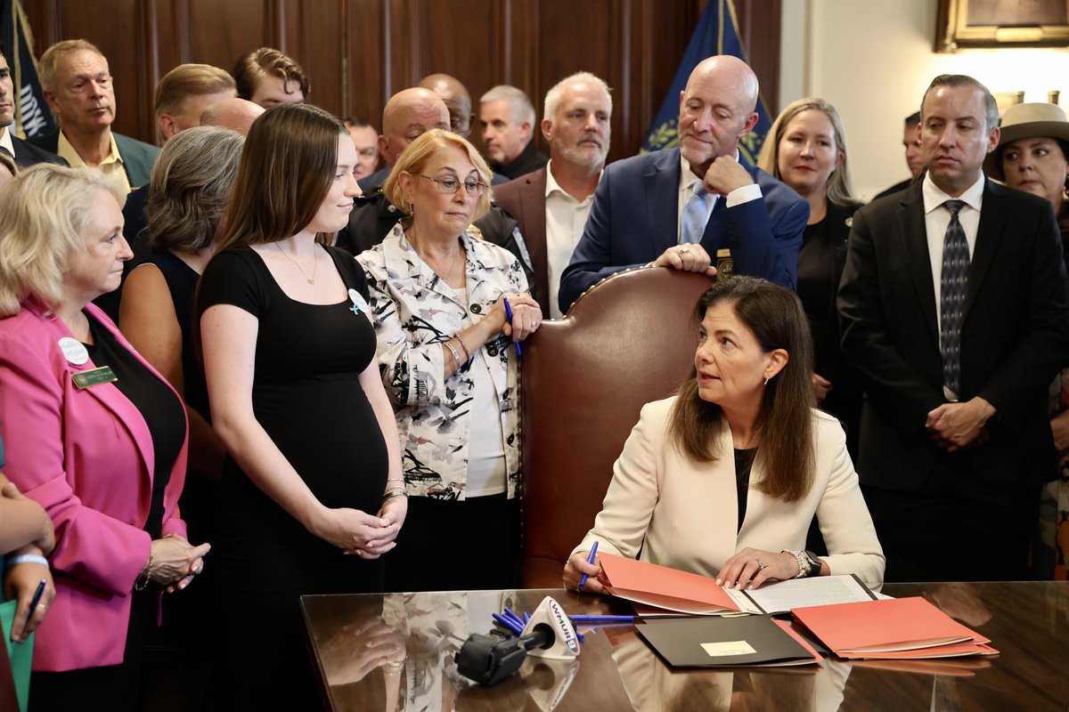 Governor Kelly Ayotte tweet media