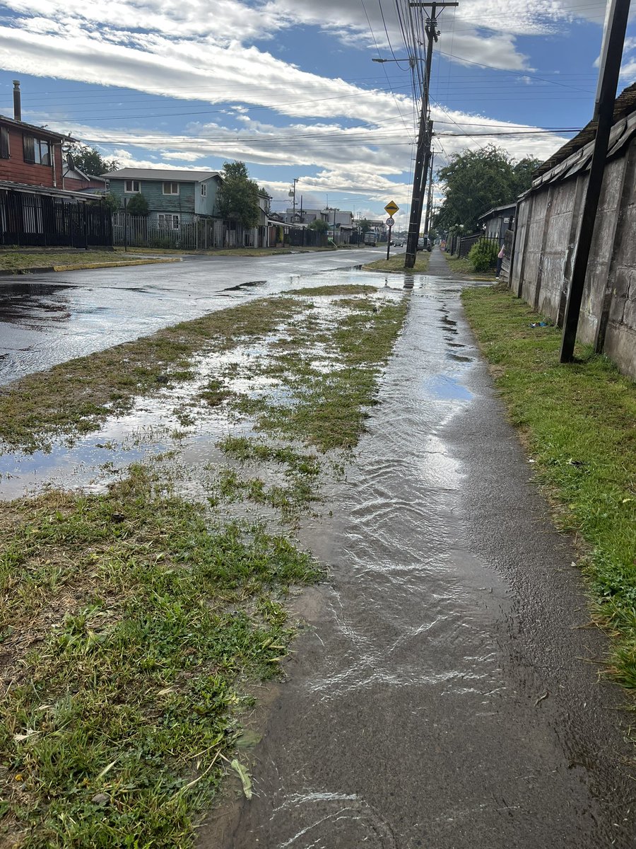 Gabriel94167937's tweet photo. @SuralisTeAyuda  @SISS_CHILE  rotura de matriz calle Ancud  con bombero Agustín labra en Osorno se están inundando las casas https://t.co/4iVWWH8G9L