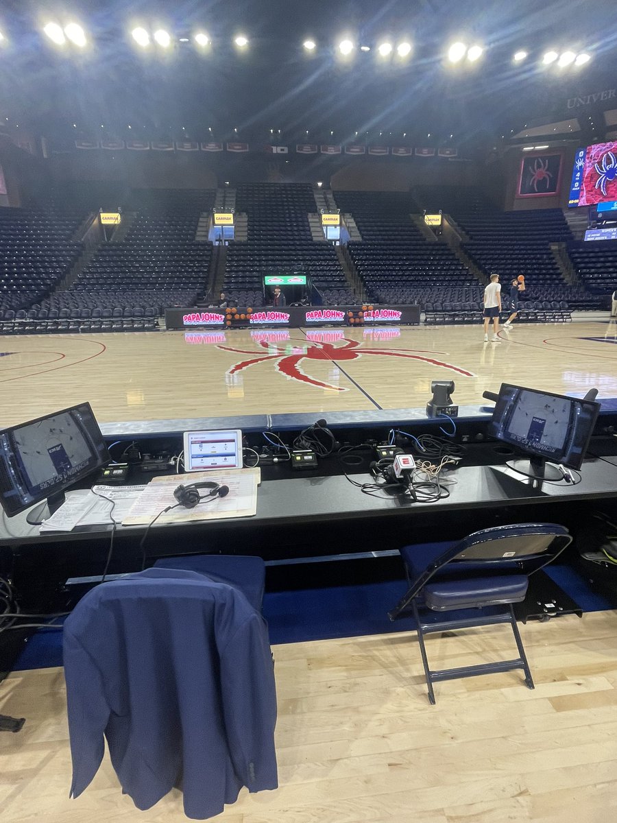 spidervoice's tweet photo. Holiday hoops before Xmas break…looking for that gift wrapped W under the tree. Join Scott Ungerer &amp; me 6p for @SpiderMBB @CitadelHoops  @espn+ or @rfish15 &amp; @spider1 5:30p @ESPNRichmond or here ⬇️

https://t.co/QsmrC2BnX4 https://t.co/91qG5JrCJC