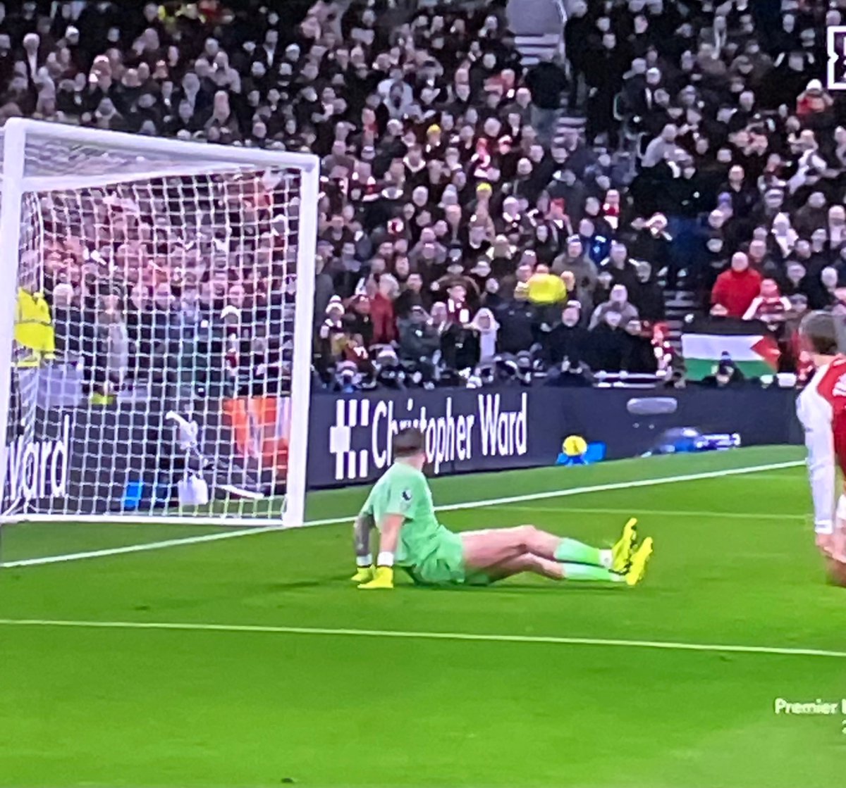 JamesJusticeIII's tweet image. Shout out the Palestine flag in the Arsenal away end 🔴🇵🇸
