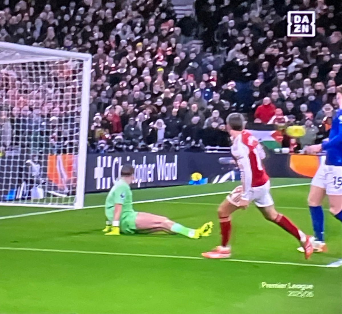 JamesJusticeIII's tweet image. Shout out the Palestine flag in the Arsenal away end 🔴🇵🇸