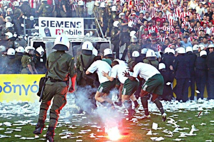 Haris7K7's tweet image. Μην τρελαίνεστε με τους απέναντι.
Εκείνη η Κυριακή στις 11 Μαΐου του 2003 τους έκανε να είναι έτσι.
Το ίδιο ισχύει και για τους μισούς μέσα στην Κηφισιά.