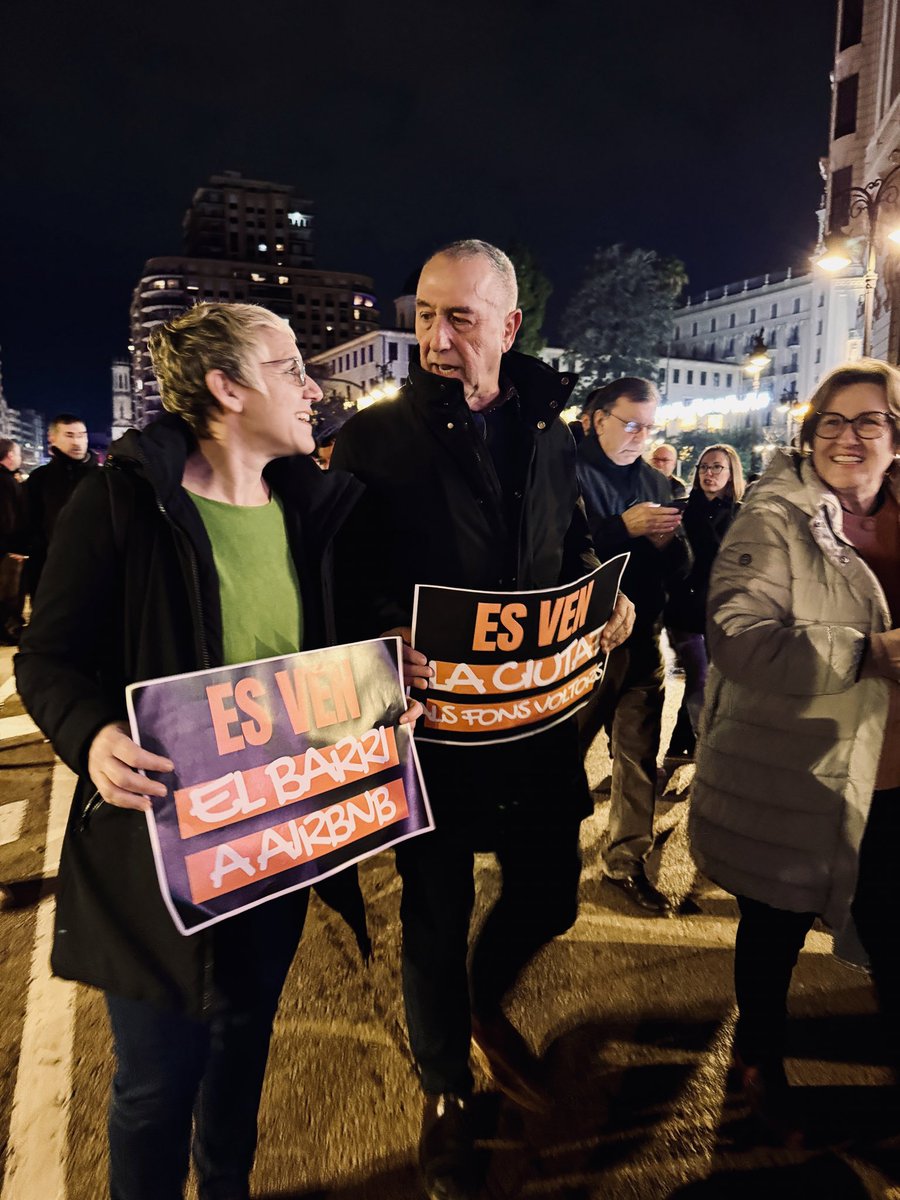 València és un clam: fora especuladors dels nostres barris. El dret a la vivenda és innegociable. 

➡️ Signa per regular els preus de la vivenda: quenotetiren.com
