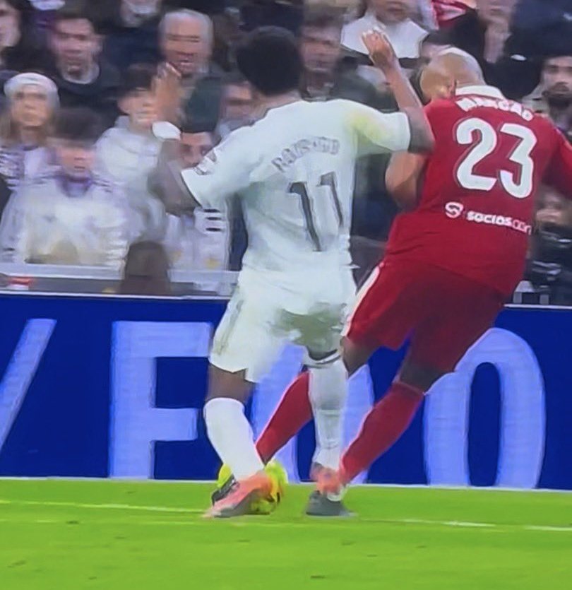 Acaban de expulsar a Marcao por doble amarilla pero Rodrygo debería estar expulsado desde la primera parte por esto y sigue corriendo por el Bernabéu.

Toda la vida igual.