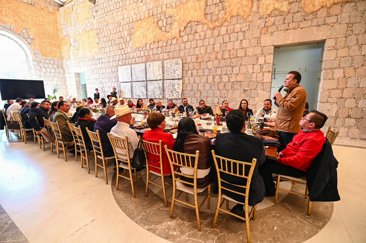 Para cerrar el año como se debe, nos reunimos con las y los presidentes municipales para revisar lo que viene en 2026. 💪

Seguiremos trabajando de manera coordinada y en equipo para impulsar más acciones, proyectos y obras que mejoran la vida de miles de familias. 🤝🏗️