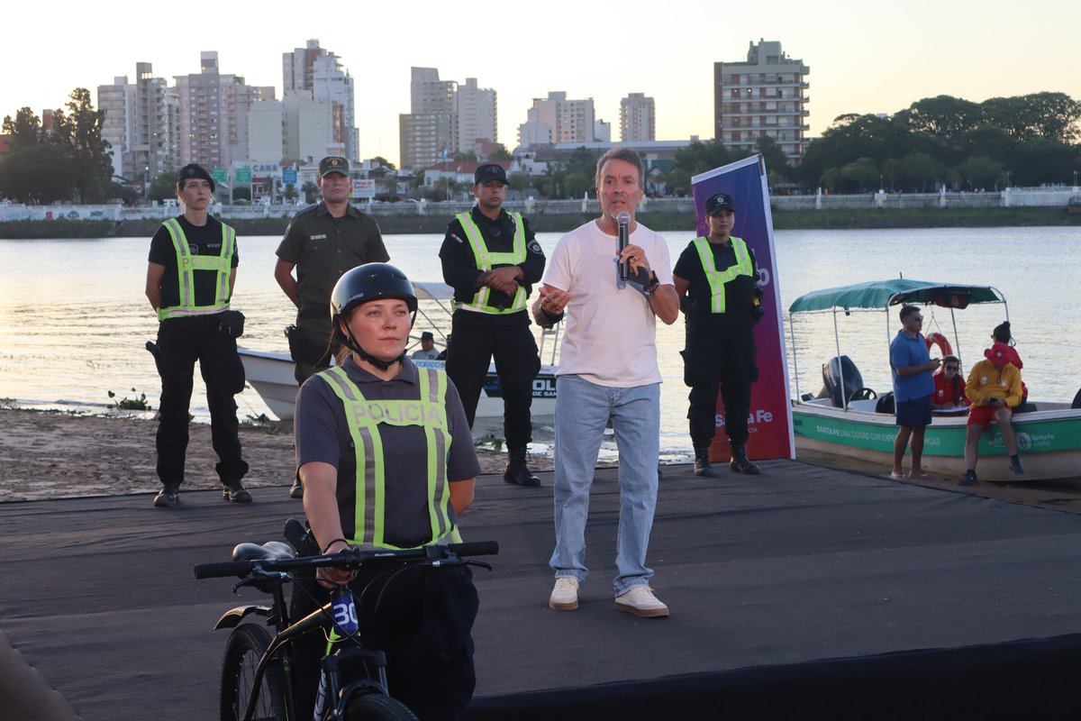 #OperativoVerano 2025-2026 🚔 ☀️

📍El gobernador Maximiliano Pullaro presentó el dispositivo en  la Costanera Este de Santa Fe y luego en Rosario, frente al Monumento Nacional a la Bandera.

👉 La iniciativa suma prevención en rutas, accesos, playas y eventos masivos, con
