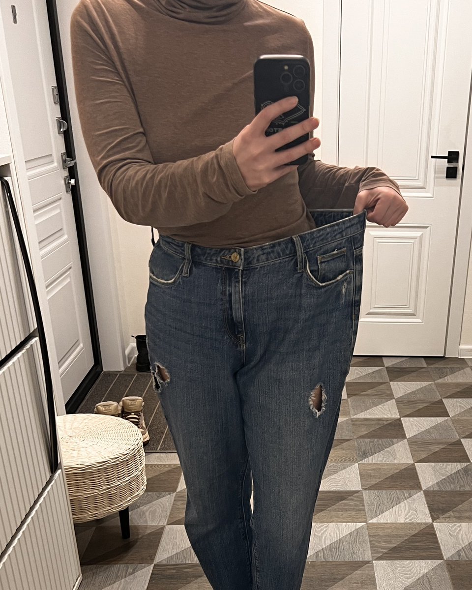 Наткнулась на джинсы, которые 2 года назад были мне как раз
18 кило
Я знала, но как-то не отсекала разницу
А тут вдруг как отсекла