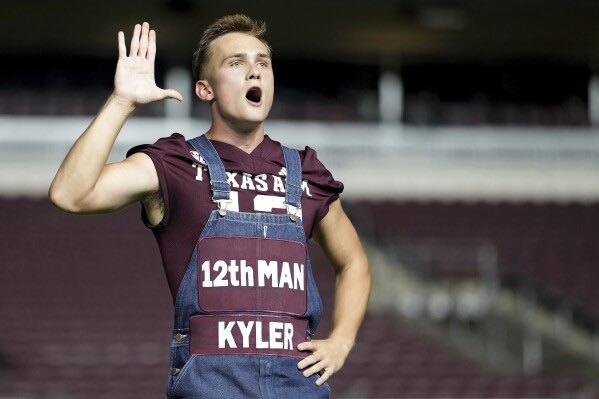 JCommiss's tweet image. Imagine losing to a school who does this the NIGHT BEFORE THE GAME 😂😂😂😂😂🙌🏾🙌🏾🟩🟩🟩🟩🟧🟧🟧🟧🟧 GTFOH @KayceSmith 🤣🤣