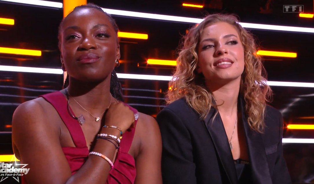 evaaasereje's tweet image. on vit quand même dans un monde où y'a des léa et sarah SUR LE BANC DES NOMMÉS ptet qu'on est chez les fous #StarAcademy