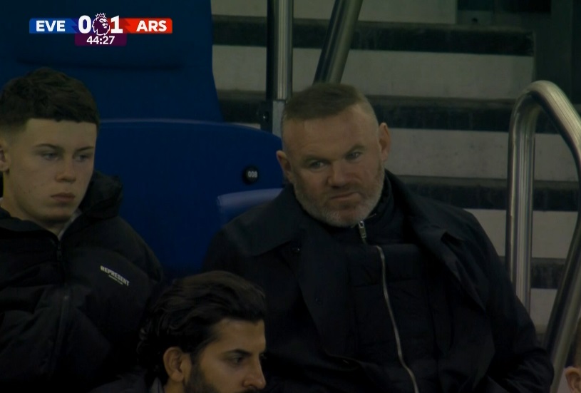 الجولدن بوي واين روني خلال حضوره مباراة إيفرتون ضد آرسنال 