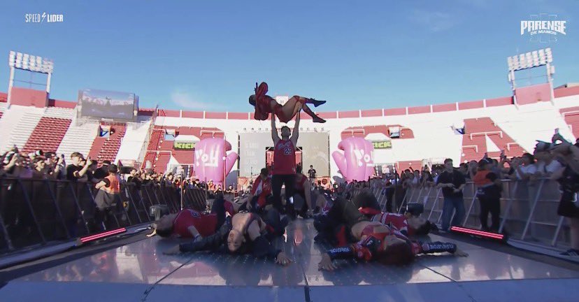 flor vigna le dice q si a los parense de manos porque es la única chance para cantar en un estadio