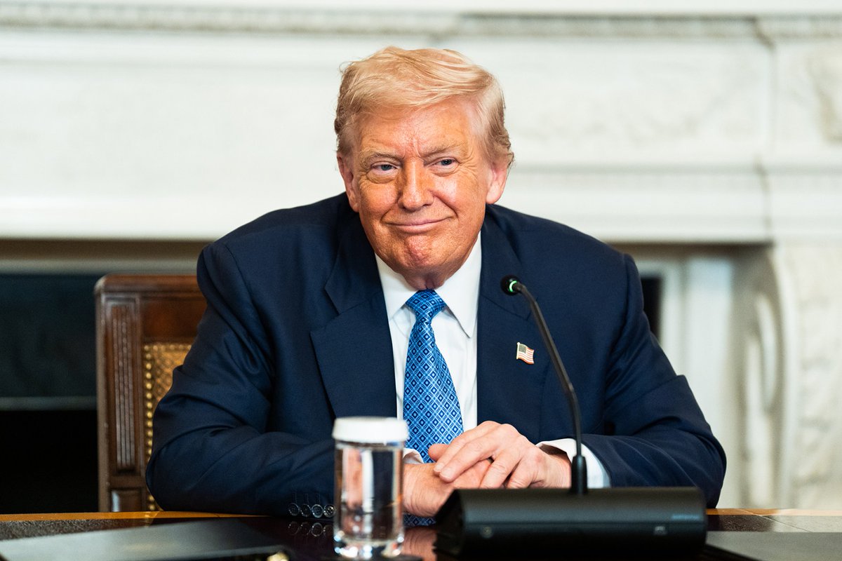 BREAKING: 

🇺🇸 At least 16 files disappeared from the Justice Department’s public webpage' for the Epstein files, 'including a photograph showing President Donald Trump - AP