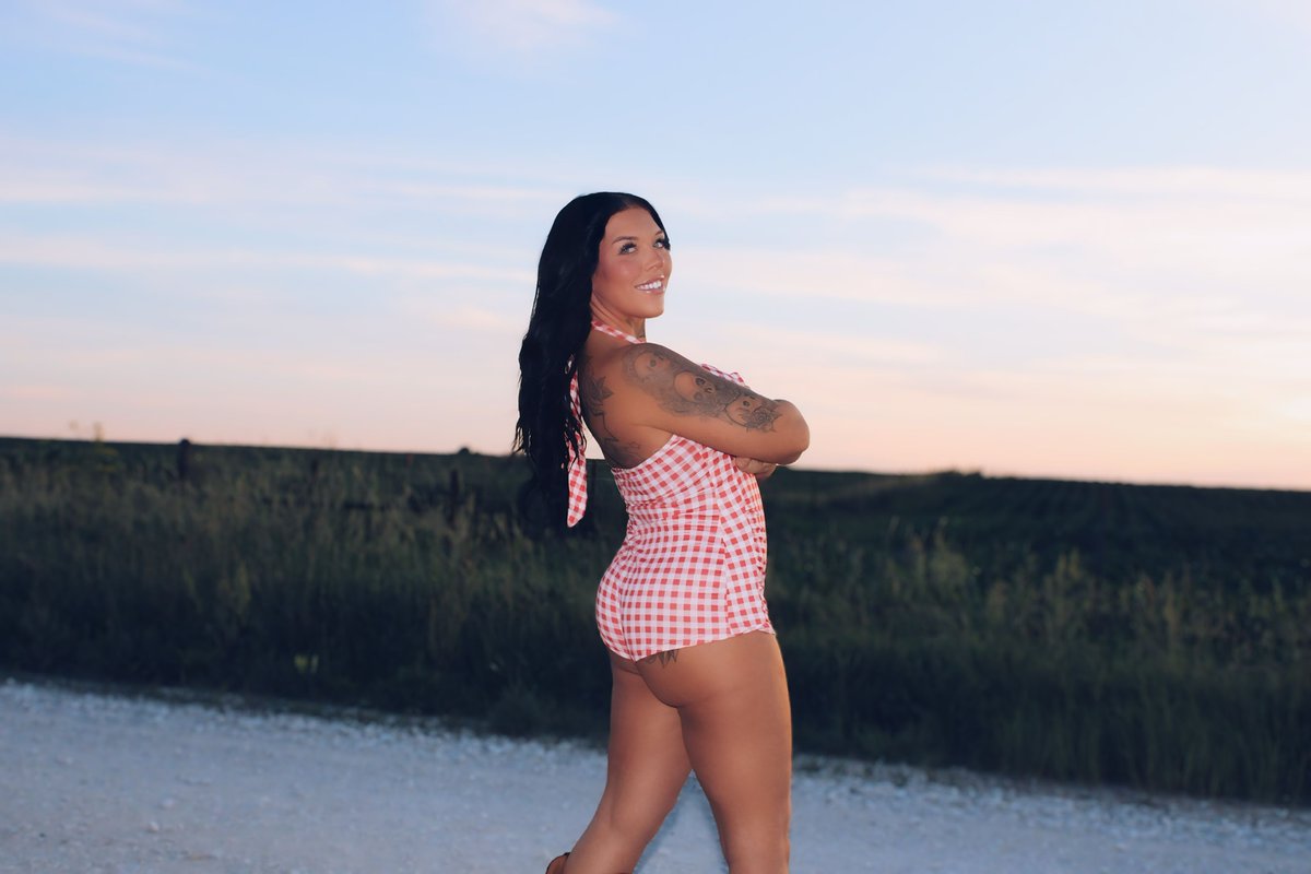 Inkedkellof's tweet photo. pov: my picnic outfit (but im the only thing ur allowed to eat) https://t.co/5XqL5llxcK