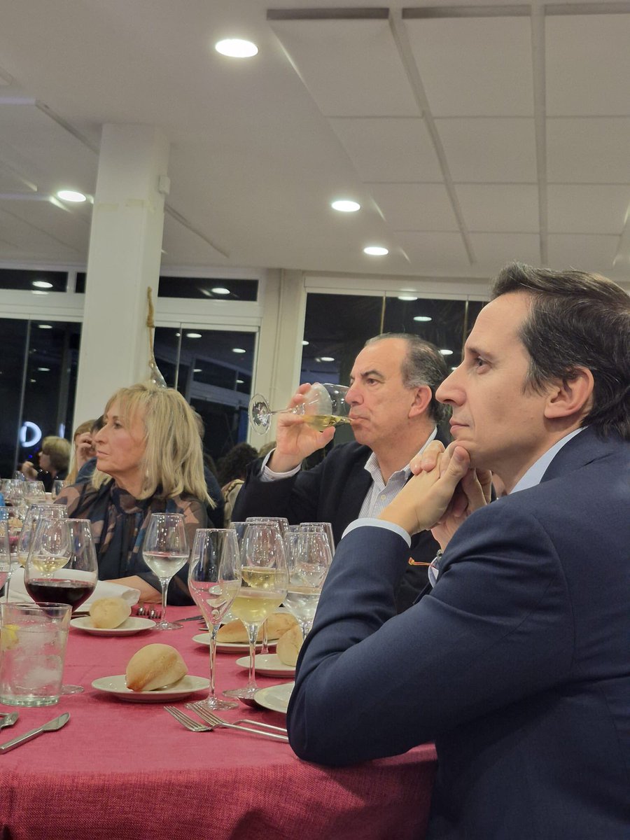 pparganda's tweet image. La tradicional cena de Navidad del Partido Popular ha reunido a más de 200 personas en torno a una misma idea, nuestro municipio vuelve a ser grande de nuevo.

Solo han hecho falta  dos años para rebatir la debacle socialista.

Todas las fotos aquí👇
facebook.com/share/1DUMcKjQ…?