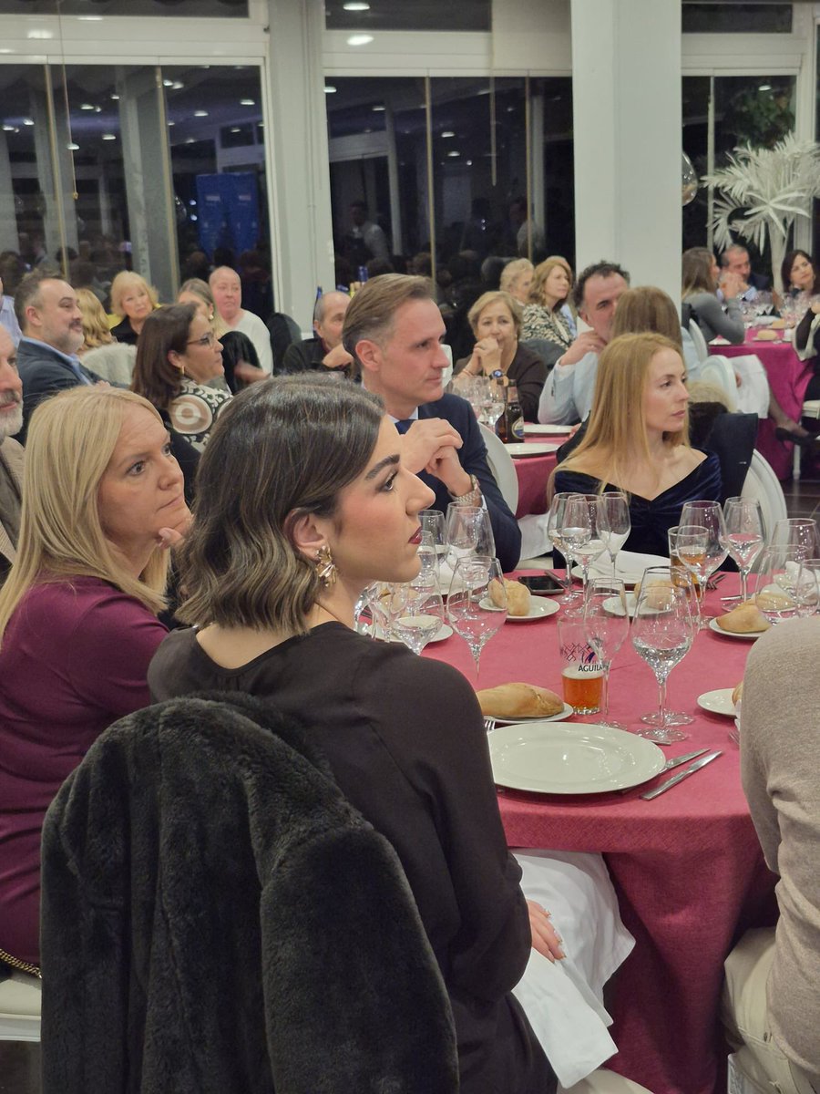 pparganda's tweet image. La tradicional cena de Navidad del Partido Popular ha reunido a más de 200 personas en torno a una misma idea, nuestro municipio vuelve a ser grande de nuevo.

Solo han hecho falta  dos años para rebatir la debacle socialista.

Todas las fotos aquí👇
facebook.com/share/1DUMcKjQ…?