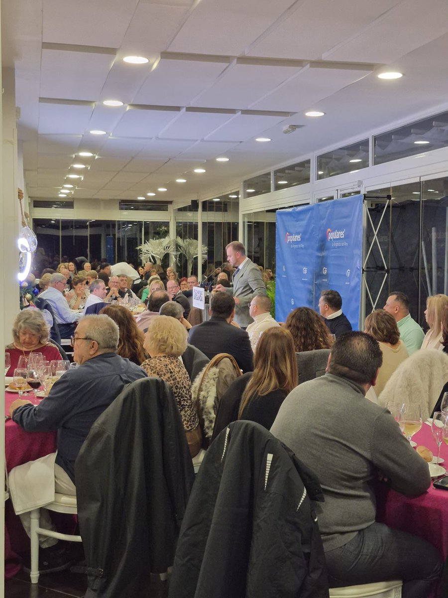 pparganda's tweet image. La tradicional cena de Navidad del Partido Popular ha reunido a más de 200 personas en torno a una misma idea, nuestro municipio vuelve a ser grande de nuevo.

Solo han hecho falta  dos años para rebatir la debacle socialista.

Todas las fotos aquí👇
facebook.com/share/1DUMcKjQ…?