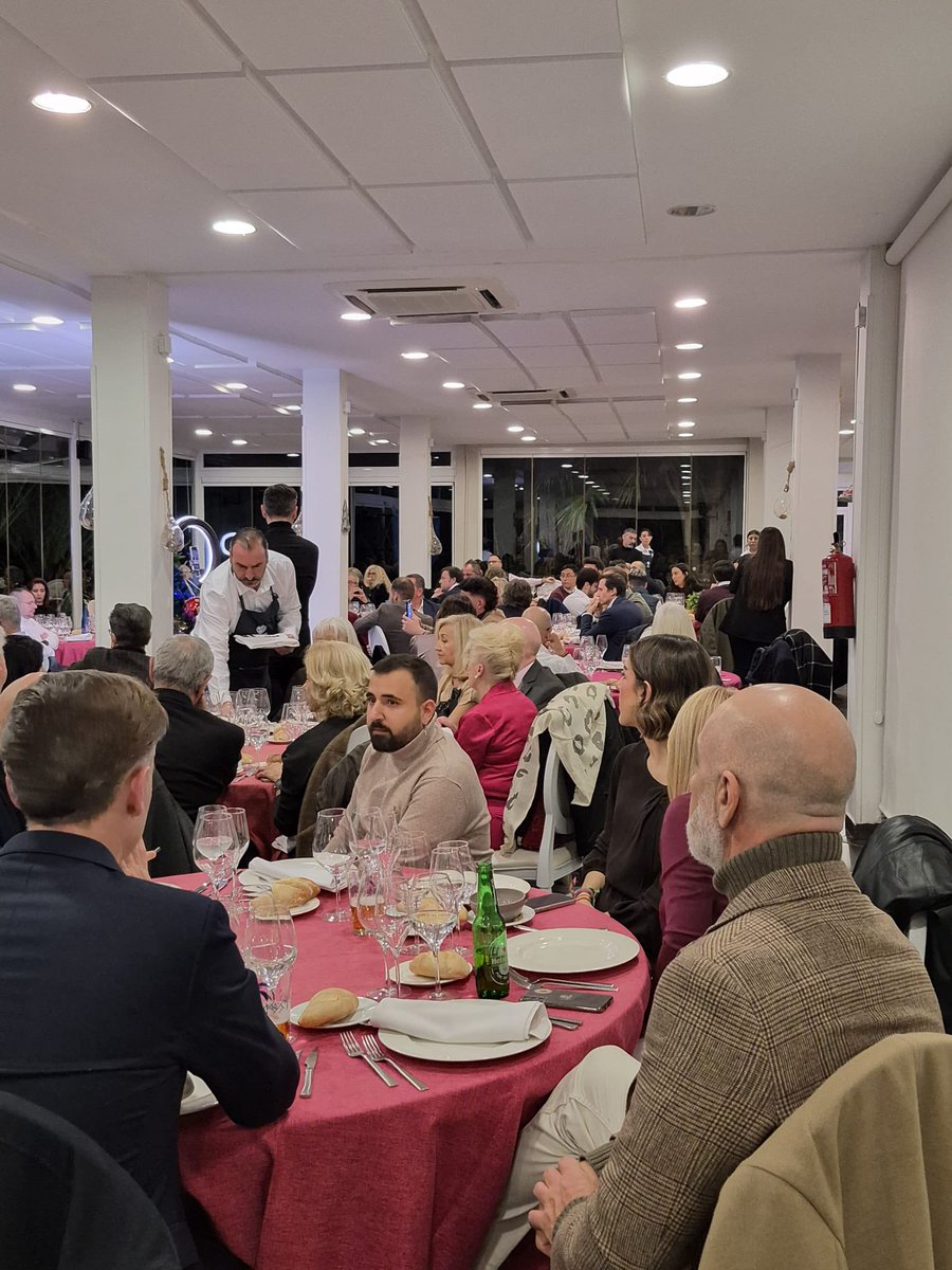 pparganda's tweet image. La tradicional cena de Navidad del Partido Popular ha reunido a más de 200 personas en torno a una misma idea, nuestro municipio vuelve a ser grande de nuevo.

Solo han hecho falta  dos años para rebatir la debacle socialista.

Todas las fotos aquí👇
facebook.com/share/1DUMcKjQ…?