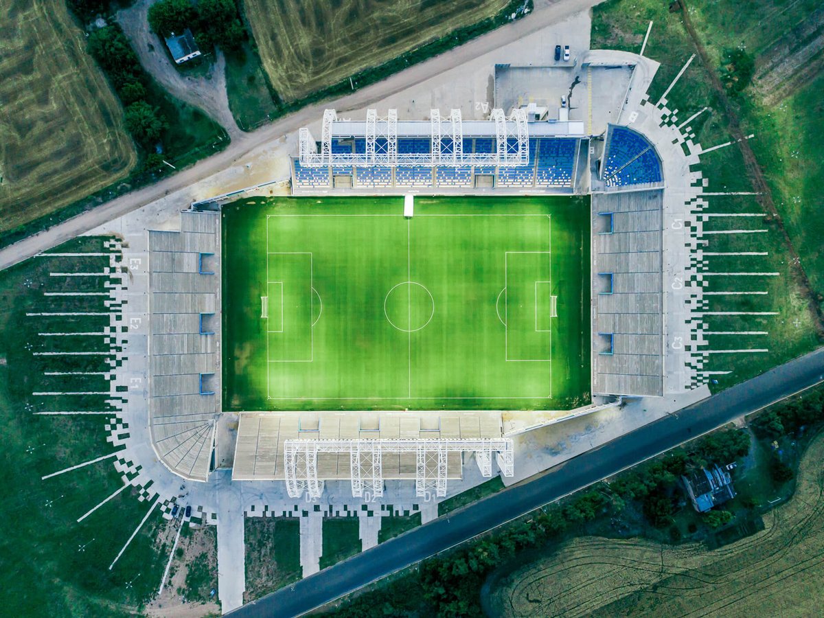 🙈Es una verguenza el estadio designado para el #TrofeodeCampeones entre #EstudiantesLP y #Platense. 
Tiene 2 portones de chapa con salida al campo, cerrado para que que no entre el ganado. Y un eterno esqueleto de techo. 
➡️Esto vendemos al mundo.

#AFA