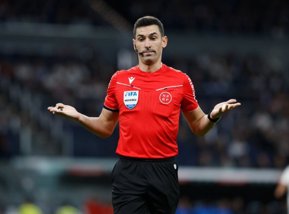 El espectáculo de MUÑIZ RUIZ en el Real Madrid-Sevilla. Más allá del histórico doble rasero, se ha INVENTADO dos penaltis a favor de los blancos, con el partido ya resuelto y (oh casualidad) Mbappé jugándose superar los goles de CR7 en un año. Y te dirán que es “error humano”…😂