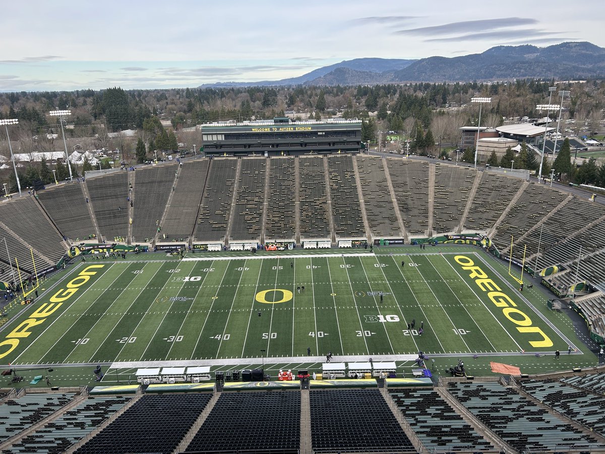 devlinxchrist's tweet image. So grateful for the opportunity to cover the first ever College Football Playoff game at Autzen Stadium! Tune in to the @KWVASports Pregame show with me and @Corin_Bluth at 3:55 before kickoff!
#GoDucks  #GoDukes 

kwva.uoregon.edu/listen-live