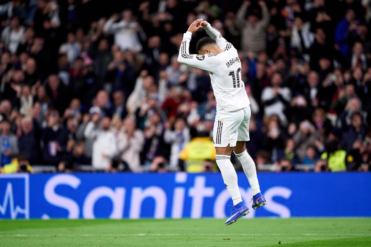 🚨🚨🚨🚨🚨🚨🚨🚨🚨🚨🚨🚨🚨🚨🚨

• كيليان مبابي بتصريحات عظيمة لـ كرستيانو رونالدو:

إنه أمرٌ لا يُصدّق. 

في عامي الأول أفعل ما فعله كريستيانو، مثلي الأعلى، أفضل لاعب في تاريخ ريال مدريد.

الاحتفال كان من أجله؛ أردت أن أقدّم له تحية لأنه كان دائمًا جيدًا معي، وساعدني على التأقلم