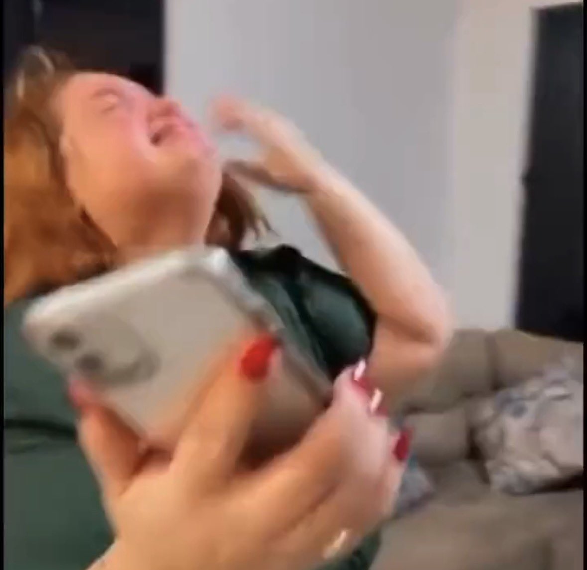 itsjustshampoo's tweet image. to gag de la gag com o kerastase no meu cabelo, graças a deus não tenho filho acho que ficaria arrasado se tivesse q gastar com fralda em vez de produto caro pro cabelo