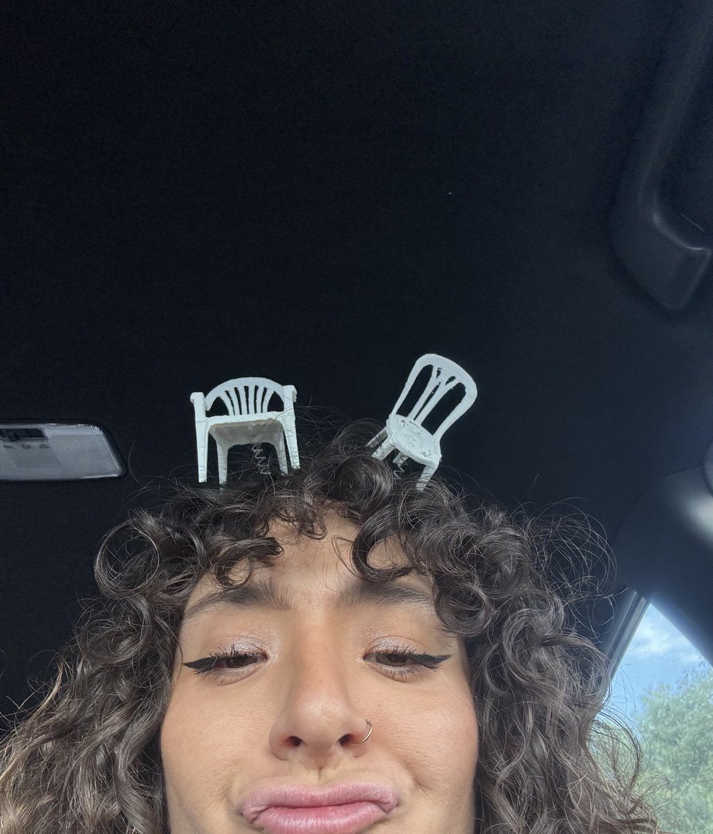 Mi papá insiste que venda mi boleto de Bad Bunny hoy porque ya fui dos veces. 

Yo en camino leyéndolo: