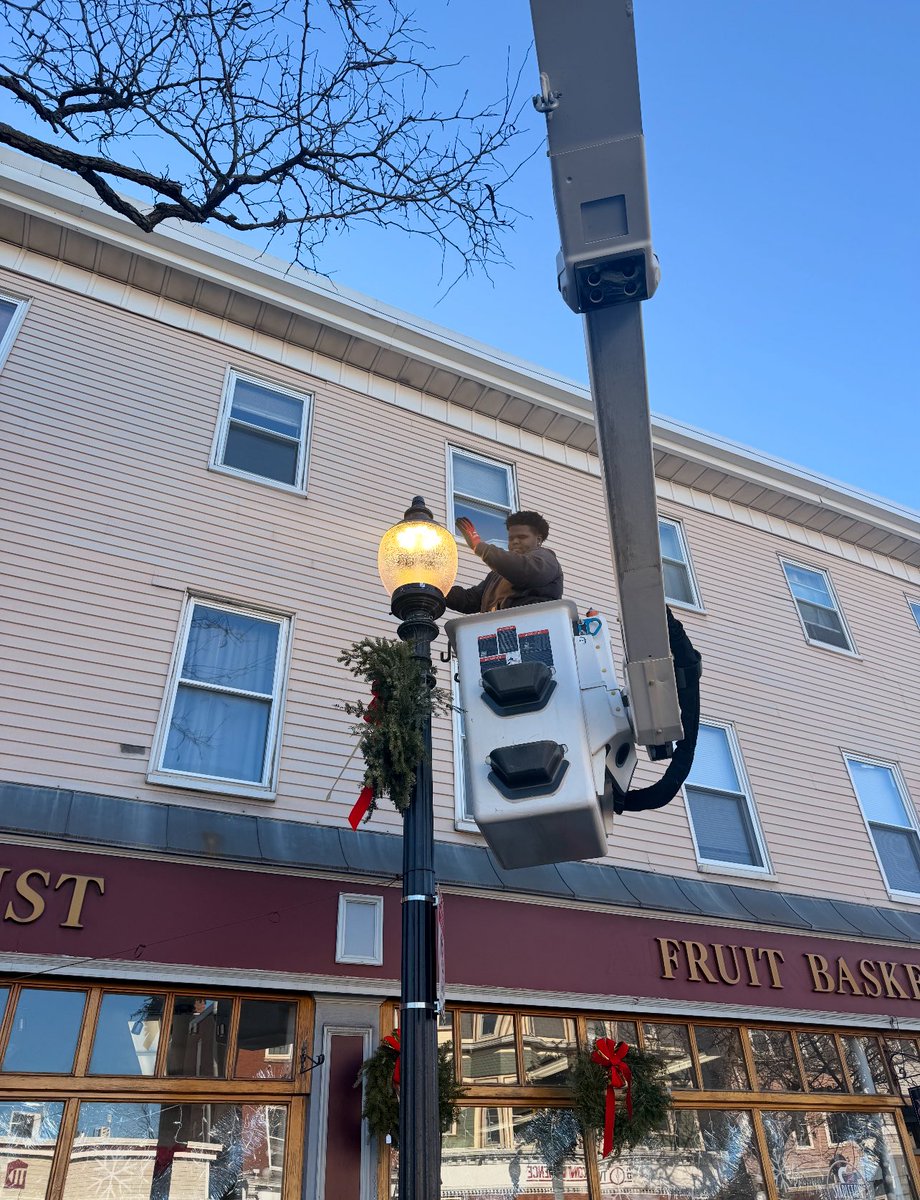BostonPWD's tweet photo. Our Street Lighting Division was busy today making lighting upgrades along E. Broadway in #SouthBoston &amp; in Fields Corner in #Dorchester. 💡 🦺🔧 https://t.co/KZHG6wvNma