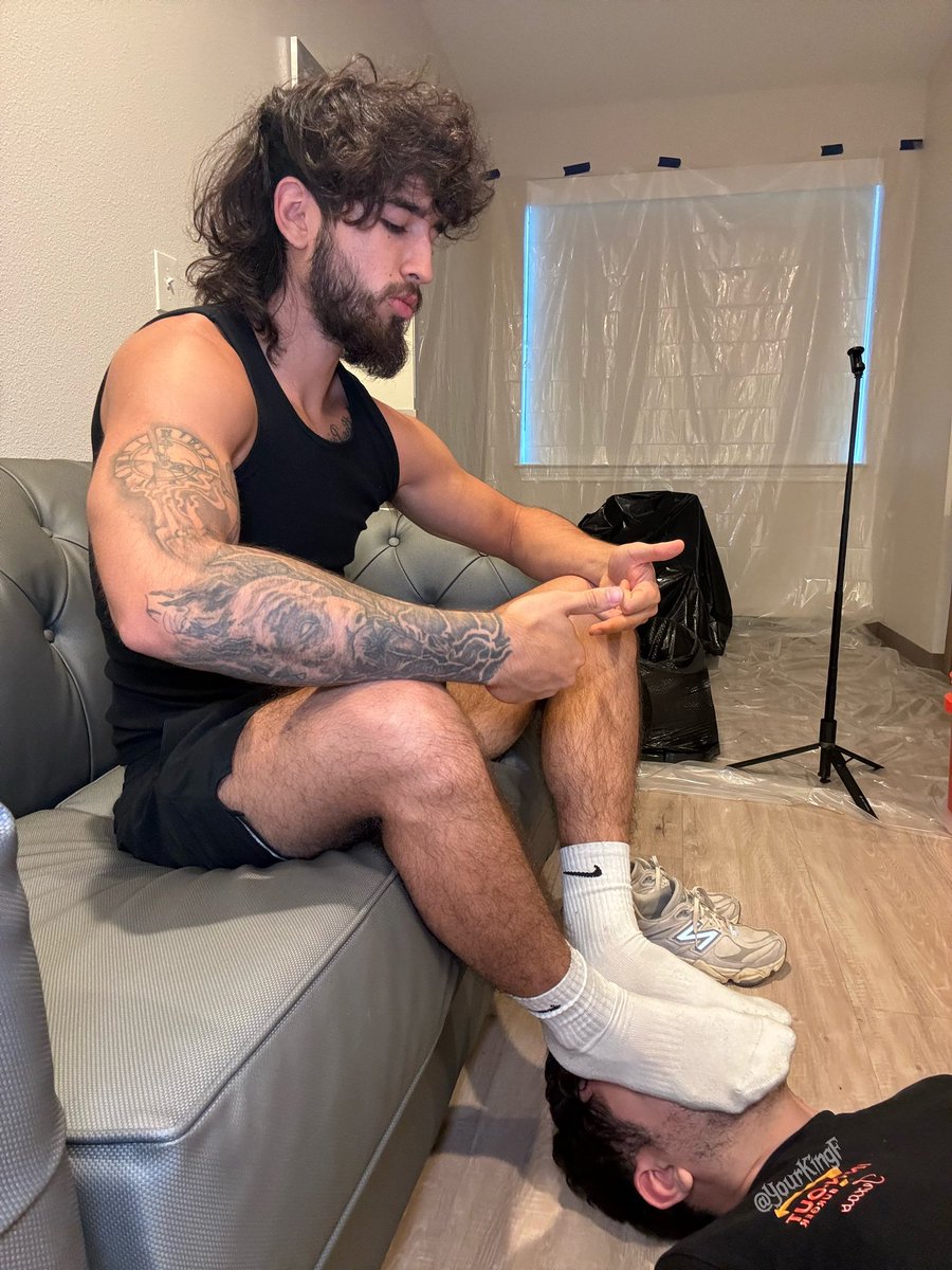 yourkingF's tweet image. Right where you belong, below Me.