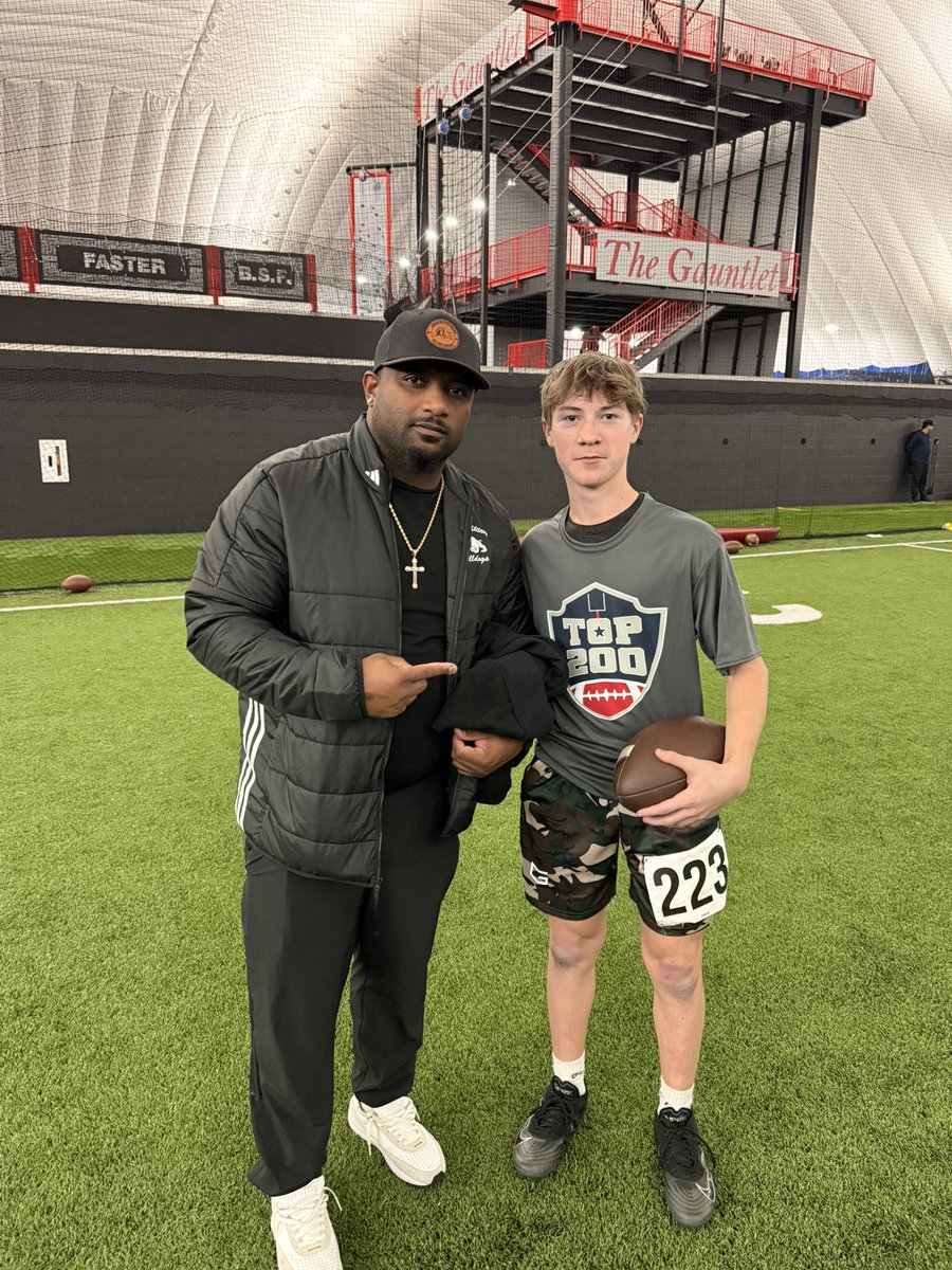 HudsonForbes15's tweet photo. Had a great day throwing at the @Top200Football camp. It was great meeting you Coach Kennedy. 

@CoachKennedy6_  @Ott_Football https://t.co/GqONXlXRtP