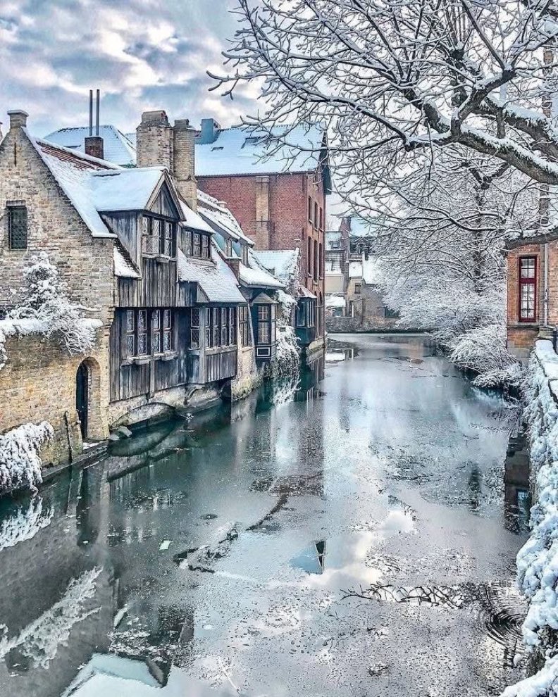AlBlaineau's tweet image. Cette photographie de Bruges en hiver, comme une peinture de Bruegel