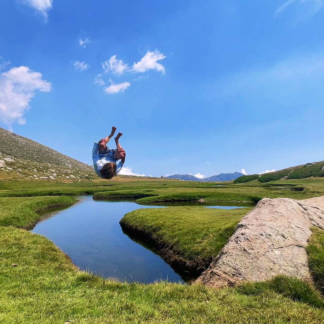 AzVegetkGraph's tweet image. 🎨 • Photo Manipulation du Youtubeur @FuzeIII entrain de sauter dans une rivière