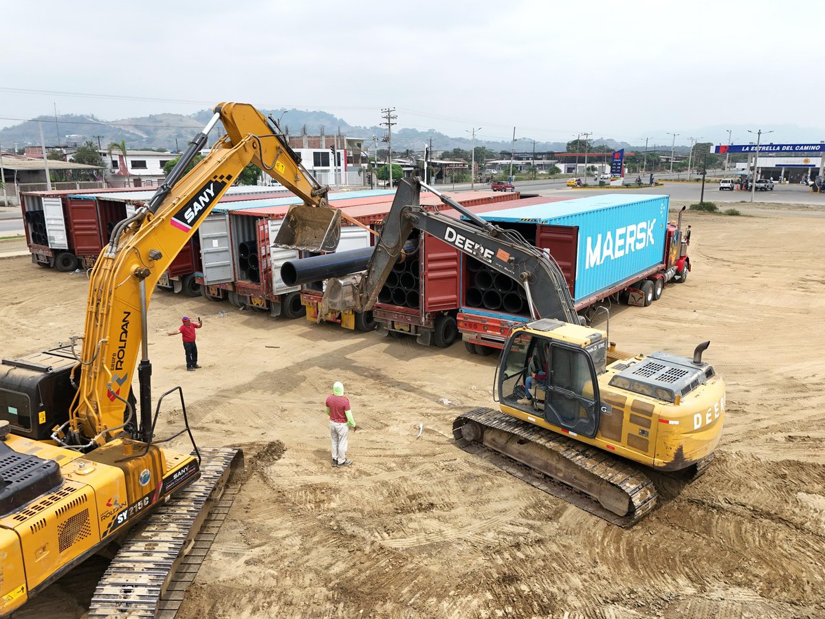 Hoy hacemos historia en Chone: Llegaron los primeros 1.250 tubos importados de Chile, que equivalen a 15 km que traerán agua limpia desde la represa Río Grande, lejos de la turbiedad, a nuestra planta. Es el inicio de la obra que garantizará agua 24/7 para Chone. #AguaParaChone💪🏽