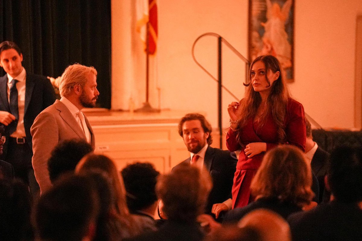 Memetic_Theory's tweet image. Pictured: me letting a woman speak (I believe they should have rights)

Ladies, dm me if you agree