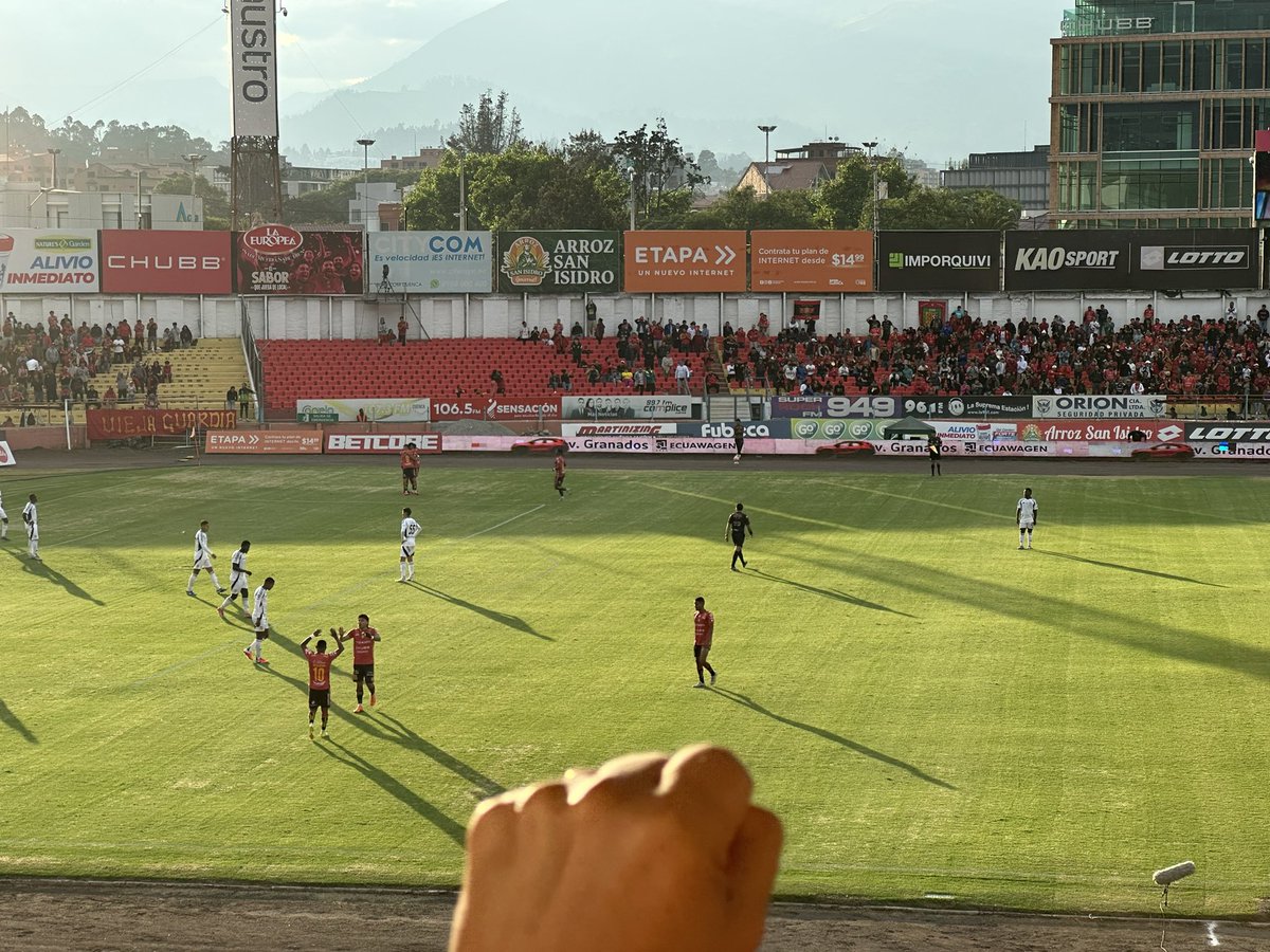 radioactiva_ec's tweet photo. 48’ ¡Gooool rojo! Stalin Morocho pone la tercera con golpe de cabeza.
#DCuenca 🔴⚫️ 3️⃣ 🆚 0️⃣ #Emelec 🔵🔵
#LigaProEcuabet 🏆 #SegundoHexagonal
📻 88.5FM - CUE | 103.3FM - GYE
🌍 https://t.co/83tqy5kpas
📱Live: https://t.co/Ph4HvQ5LTE… https://t.co/5q2DBV1Y9w