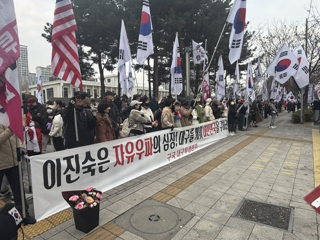 이진숙, 대구 첫 강연에 구름 인파

이진숙 전 방송통신위원장은 20일 대구를 찾아 자신의 방통위원장 해직을 언급하며 “현재 나의 최우선 관심사이자 해야 할 일은 가처분 심판 결과를 기다리는 것”이라고 밝혔다. 그는 이날 중앙컨벤션센터에서 열린 강연에서 ‘내년 지방선거에서 대구시장이나