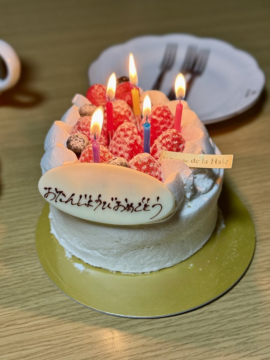 riesria's tweet image. 昨日は母の誕生日。
亡き父が好きでよく行ってた焼肉屋さんで家族水入らずでお祝い。
元気で長生きして欲しいと願うのみ。

食べ盛りのティーンの甥っ子たちも喜んでいっぱい食べてて私も嬉しい。