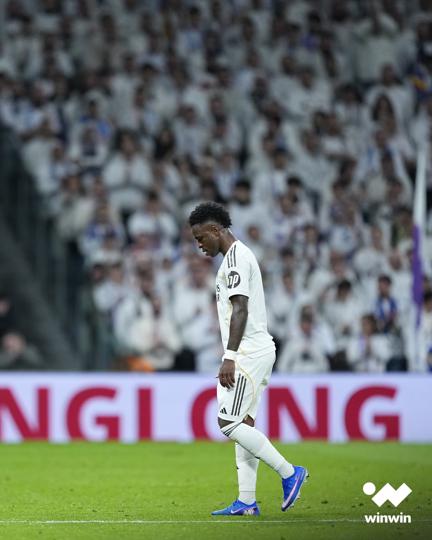 في يوم من الأيام كانت الجماهير المدريدية لا تهتف إلا باسم فينيسيوس جونيور، وفي مواجهة إشبيلية فقد غادر البرازيلي الملعب تحت صافرات استهجان جماهير الملكي. كيف تغيرت معك الأحوال يا فيني 