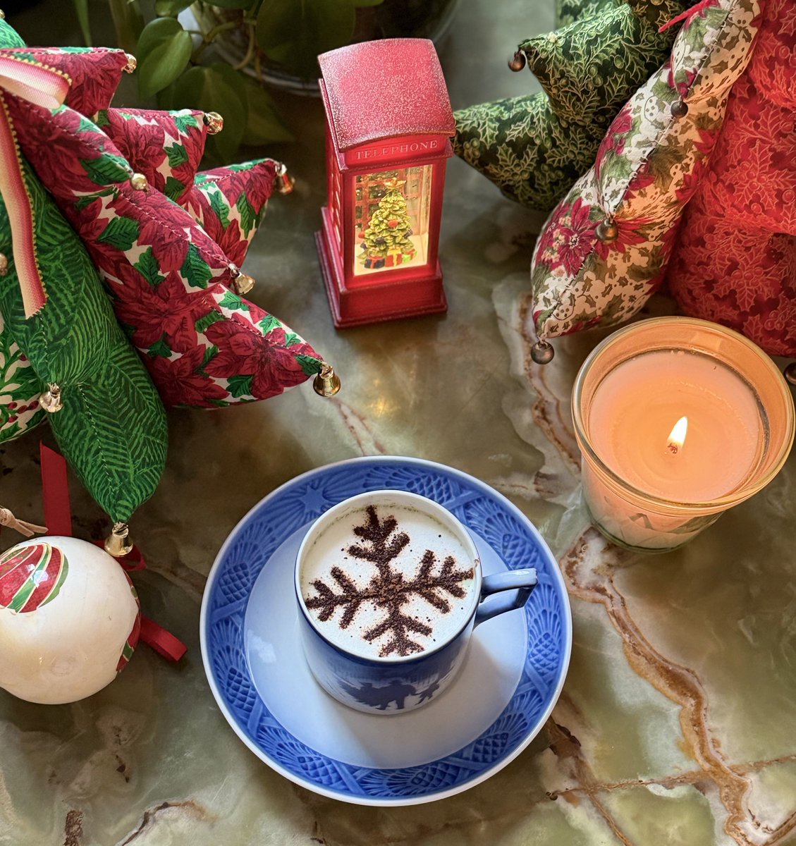 좋은 아침☀️ 다들 잘 잤나용 벌써 일요일이네요,,오늘은 어제보단 덜 춥지만 그래도 따뜻하게 입고 다녀요🤍 행복한 일요일  보내기이🐝🍀 태산아 오늘도 좋은 하루 보내요💖, image size:1129x1200