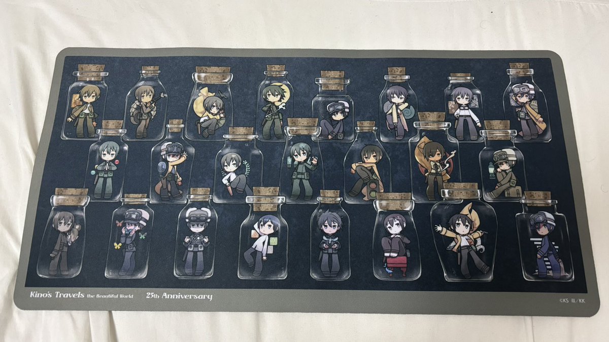 欲しかったキノの旅のプレイマット届いた 歴代表紙よすぎ