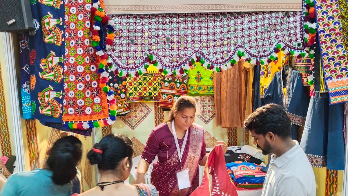 લખપતિ  દીદી વંદનાબેન બાજરીયા જેઓ ગામડામાં રહીને  નાના પાયાએ પોતાના ગામમાં મોલ ઉભો કર્યો છે. અને ડ્રેસ મટીરીયલ્સ નું વેચાણ કરી રહ્યા છે. અને   તેમના સપના સાકાર કરી ગુડ ગવર્નન્સની દિશામાં અગ્રેસર બનતું ગુજરાત 

#GoodGovernanceGuj
#GoodGovernanceBAK  ⁦<a href="/DdoBanaskantha/">DDO Banaskantha</a>⁩ ⁦