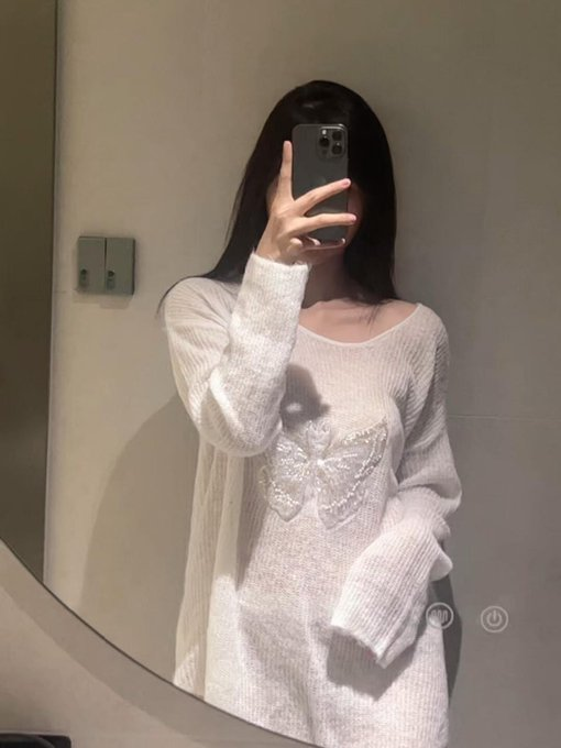 _dhianh's tweet photo. Mirror, mirror on the wall, who has the coziest sweater of them all? Spoiler alert: it's me. 😉 https://t.co/hMIO94N6n8