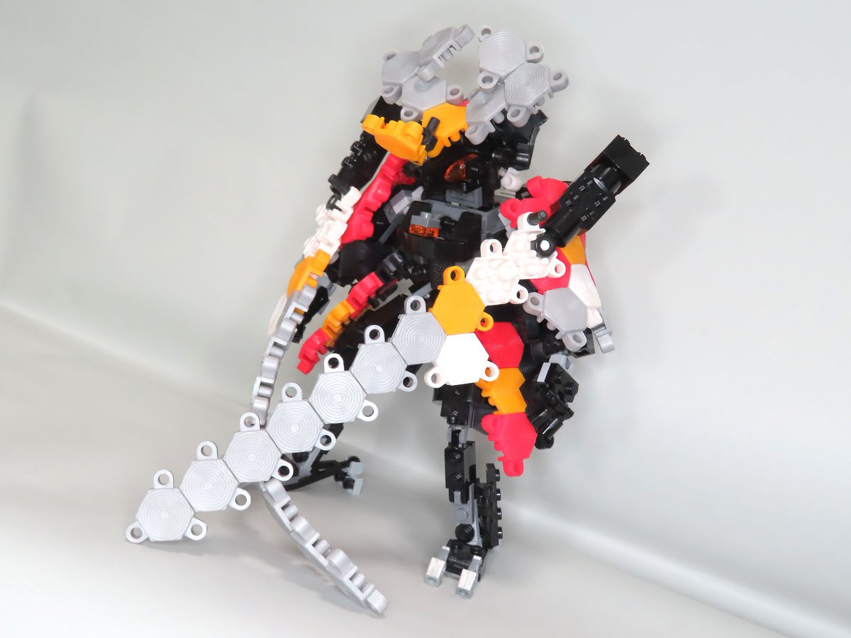 変幻自在の刀身から予測不能の斬撃を放つぞ（装備が重すぎてポーズがとれない模様）