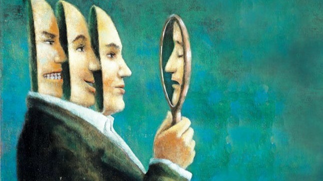 GustavoAdolf_'s tweet photo. "El narcisista no te ama. Te utiliza.
Y duele aceptarlo, porque al principio parecía todo menos eso. Parecía amor sincero, intenso, del que te hacía sentir especial. Pero con el tiempo descubres que no era un abrazo, era una jaula disfrazada de afecto.
El narcisista no te ama, te necesita. Necesita que lo admires, que lo pongas en un pedestal, que le sostengas el ego mientras él se mira como el centro del universo. No se enamora de ti, se enamora de lo que haces sentir dentro de él. Por eso al principio te idealiza y te llena de palabras bonitas, promesas grandes y atención exagerada. Te hace sentir única, irremplazable, elegida.
Y justo cuando ya estás dentro, cuando ya amas, cuando ya confías…cambia el guión.
Empieza a criticarte. A minimizar lo que sientes. A hacerte dudar de ti. De pronto todo es por tu culpa:
hablas mucho, sientes mucho, reclamas mucho, esperas demasiado. Y tú te preguntas en qué fallaste, cuándo cambiaste, qué hiciste mal para que dejara de tratarte como antes. Te esfuerzas más, cedes más, te callas más…hasta que un día ya no te reconoces.
Pero la verdad, aunque duela, es esta:
nunca fue amor. Fue manipulación."